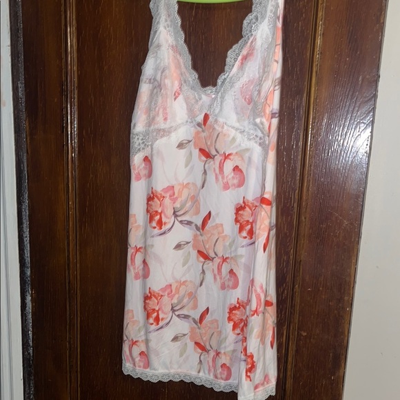 White and Red Floral Chemise with V-Neckline - Picture 1 of 1
